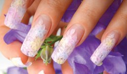 Unhas com nail art de flores